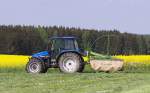 Am 18.05.2015 war auf den Wiesen im Vogtland viel los. Einige fuhren Gülle mit der Frage was Gülle auf den Wiesen zu suchen und andere waren am Futter schneiden. Hier macht ein New Holland bei Kornbach im Vogtland eine kleine Pause. 18.05.2015