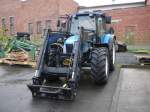 NewHolland TL 100 ausgestellt auf dem Betriebshof der Raiffeisenwerkstatt in Fulda am 18.12.2008