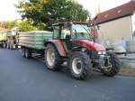 NewHolland Fiatagri L95 steht mit beladenem Anhnger vor der Getreideanlieferung der Raiffeisenwarenzentrale in 36088 Hnfeld, August 2009