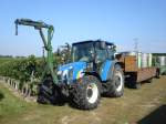 New Holland TL 100,Allradschlepper mit 100PS,  hier mit Frontladegeschirr,gesehen bei der Weinlese   Tuniberg/Baden Sept.2009