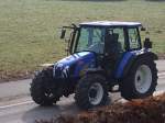 NEWHOLLAND_TL80A ist Frhmorgens Richtung Ried i.I. unterwegs;100323