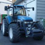 New Holland TM 150 steht zur Entladung am Kornhaus in 36088 Hünfeld im August 2015