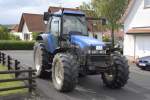 NEW HOLLAND TM 115 steht am 20.05.2009 in 36100 Petersberg-Marbach