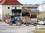 New Holland TS110, samt Anhänger am Weg zum Lagerhaus; 170303