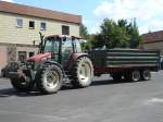 NewHolland TS 110 steht mit Auwrter-Doppelachsanhnger vor der Getreideablieferung bei der Raiffeisenwarenzentrale in 36088 Hnfeld am 07.08.09