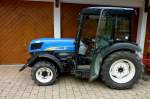 New Holland T4030V, Schmalspurtraktor mit Allradantrieb, 4-Zyl.Turbo-Diesel, 3,2l Hubraum und 78PS, Aug.2011