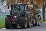 Valtra Traktor mit einem Gllefass am Hacken, aufgenommen nahe der Fitsch. 11.2024