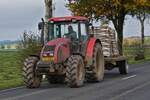 Zetor 11741 Traktor, mit beladenem Hänger unterwegs. 10.2024