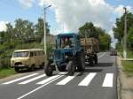 Ein BELARUS MTS 82 in original russische Lackierung und eine UAZ in Weirussland in juli 2008.