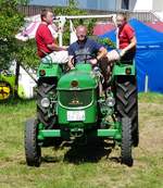 =Deutz rollt zu seinem Standplatz bei der Oldtimerausstellung in Thalau im Mai 2017