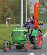 Deutz F2, ist bei gutem Wetter mit einem Holzspalter bestückt, auf dem Weg in den Wald.