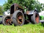 DEUTZ F2M315(28PS; Bj.1939) parkt anlsslich einer Oldtimerveranstaltung unter einem Apfelbaum; 110814