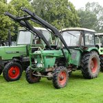 =Deutz, 55er Serie, mit Frontlader, steht bei der Oldtimerausstellung in Gudensberg, Juli 2016