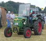 =Deutz, rollt bei der Oldtimerausstellung in Uttrichshausen über das Ausstellungsgelände.