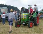 =Deutz, rollt bei der Oldtimerausstellung in Uttrichshausen über das Ausstellungsgelände. 07-2019