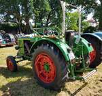 Deutz steht auf der Ausstellungsfläche für Oldtimerfahrzeuge beim Bürgerfest  200 Jahre Landkreis Fulda  auf dem Gelände von Schloß Fasanerie im Juni 2022.