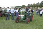 Deutz rollt zu seinem Standplatz beim Oldtimertreffen des  Deutz-Club Allmus  am 30.08.2009 in Hofbieber-Allmus 