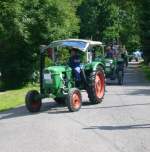 Dieser Deutz Schlepper kommt aus Richtung Rinderstall auf der groen Runde beim Bulldogtreffen in Burkhardtsdorf und biegt in Ri.Seilerweg ab.