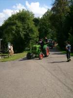 Dieser Deutz biegt bei der Rundfahrt zum Bulldogtreffen auf den Seilerweg ab.