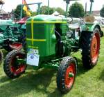 Deutz steht beim Sommerfest in Karlsdorf-Neuthart, Juni 2013