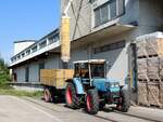 EICHER-70?(keine Daten gefunden), hat den Einachshänger beim Lagerhaus unter den Verladeschlauch geschoben; 240801