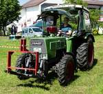 =Fendt Farmer 200 rollt zu seinem Standplatz bei der Oldtimerausstellung in Thalau im Mai 2017