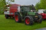 Fendt Farmer 309 LS mit Hänger zum Mitfahrertransport wird an der Rundfahrt Vintage Fuussekaul.