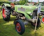 =Fendt Farmer 2D, Bj. 1966, steht im Juni 2023 in Hünfeld-Dammersbach. Die Leistung seines Traktors ist dem Besitzer scheinbar unbekannt.