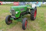 Fendt Farmer 1, steht fast allein auf dem Gelände beim Oldtimertreffen in Warken, während die meisten Traktoren an einer Rundfahrt teilnahmen.