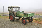 Ein Fendt Traktor mit vorderer Ladefläche stand am 29.9.2024 am alten Bahnhof Lienen.