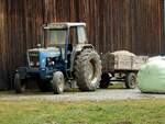 FORD-6600 (58kW; 4388ccm; Produktionszeitraum:1975-81) steht samt beladenen Einachshänger zur Abfahrt bereit; 250228