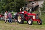 IHC McCormick 644; BJ 1976; 60 PS; nach der Rundfahrt wird der Hänger  wieder an den Traktor angehängt, Oldtimertreffen in Warken. 21.07.2024