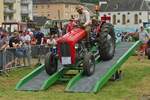 Massey Ferguson 35,  BJ 1959 beim Oldtimertreffen in Warken. 21.07.2024
Ein Geschicklichkeit Kurs war beim Oldtimertreffen in Warken auch angesagt, wie hier auf einem Schwebewage, versuchen den Traktor ins Gleichgewicht zu stellen was nicht jedem gleich gelang.
