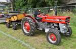 Massey Ferguson 135; BJ 1964; 42 PS; mit Hänger; hatte der Rundfahrt beim Oldtimertreffen in Warken teilgenommen.