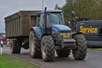 New Holland - Ford 8360, mit Hnger,  gesehen an der Straenbaustelle nahe Allerborn.