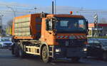 Berliner Stadtreinigung (CT 106) mit einem MB ACTROS 2541 Abrollkipper mit einem Streusilo-Abrollbehältnis am 23.11.22 Berlin Marzahn.