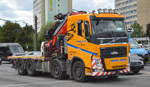 Ein VOLVO FH 5?? Selbstlader (FASSI LKW LADEKRAN F1150) mit flacher Ladefläche der Firma Mobile-Hubtechnik Kranarbeiten und Transporte GmbH aus Berlin am 29.07.20 Berlin Marzahn.