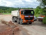 MB Actros der Firma  WENDE  unterwegs auf einer Baustelle in 36100 Petersberg-Marbach im Juni 2016