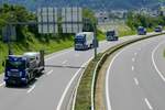 Ein Scania Kipper mit Hänger und weitere LKW von Baltensperger die am 28.6.24 unterwegs ans Trucker Festival sind auf der A8 in Matten b.