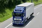 Ein Volvo FH Sattelzug von Baltensperger der am 28.6.24 unterwegs zum Trucker Festival ist auf der A8 in Matten b.