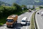 Mehrere MB Actros von Bolzli die zum Trucker Festival unterwegs sind am 28.6.24 auf der A8 in Matten b.