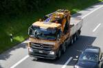 Ein MB Actros Pritsche von Bolzli am 28.6.24 auf dem Weg zum Trucker Festival auf der A8 in Matten b.