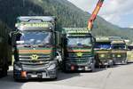 Zwei MB Actros, Scania und Volvo von Emil Egger die am 14.7.24 beim Trucker Treffen in Ambri stehen.