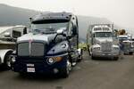 Zwei Kenworth Lkws die am 29.6.24 beim Trucker Festival in Interlaken stehen.