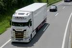 Ein Scania Sattelzug von Rubi Transporte mit einem Hänger von Martin Steiner am 28.6.24 unterwegs zum Trucker Festival auf der A8 in Matten b.