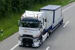 Ein Renault Schwerlast Sattelzug von SDL AG am 28.6.24 unterwegs zum Trucker Festival auf der A8 in Matten b.