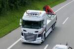 Ein DAF von SDL AG der am 28.6.24 unterwegs zum Trucker Festival ist auf der A8 in Matten b.