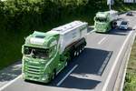 Scanias mit Siloauflieger die am 28.6.24 zum Trucker Festival fahren auf der A8 in Matten b. Interlaken.
