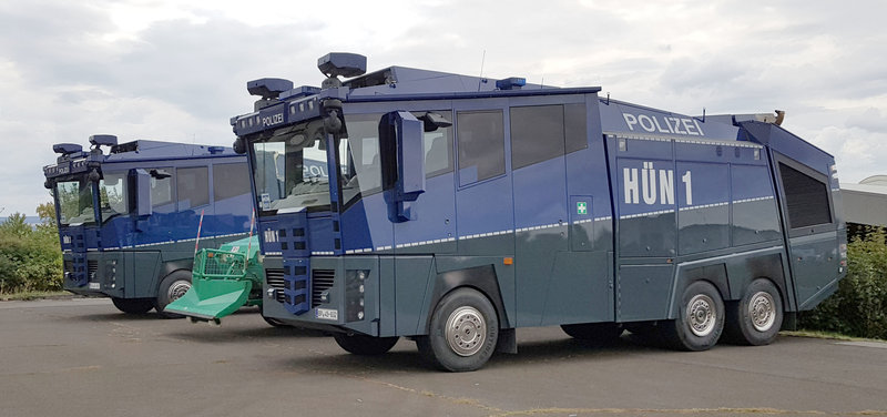 Wasserwerfer Hun 1 Hun 2 Sw 4 Mit Raumschild Gesehen Beim Der Offenen Tur Anl Fahrzeugbilder De